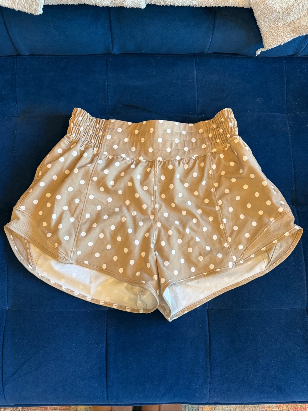 Lululemon Hotty Hot Shorts Size 4 High Rise 2.5” Lined Beige Polka Dot